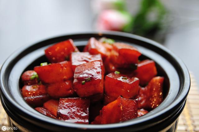 祖传秘制红烧肉的做法，油而不腻色泽红亮、外香里嫩软糯香甜