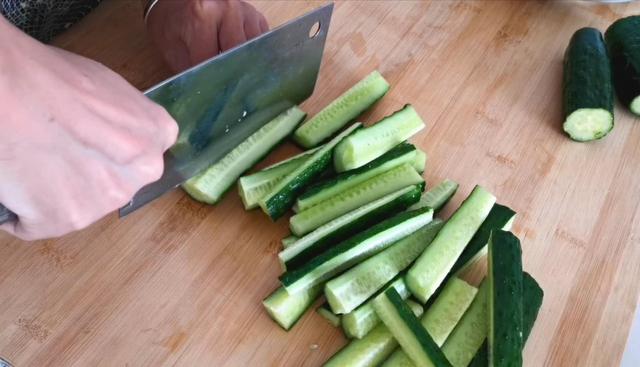 黄瓜超级好吃的做法，夏天别错过哦，简单易学，比吃肉都过瘾