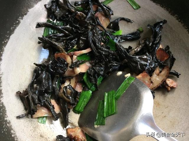 黑喇叭菌煸炒熏肉，您吃过吗，非常好吃