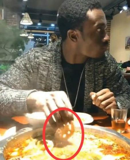非洲人第一次吃火锅，一波操作看懵服务员：这也太拼啦，不怕烫吗