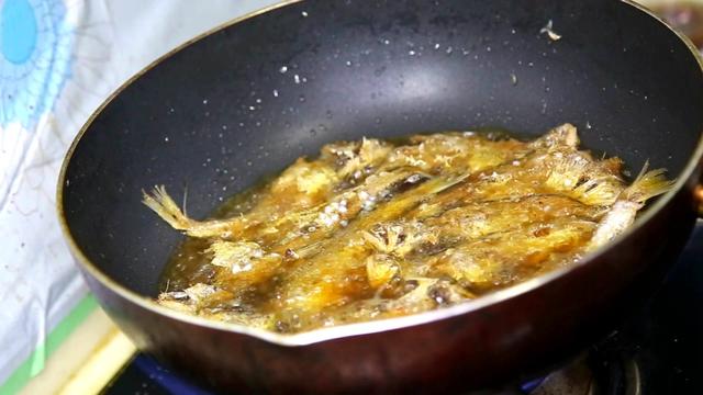 炸香椿鱼的做法，外皮金黄酥松，香椿碧绿脆嫩，非常好吃