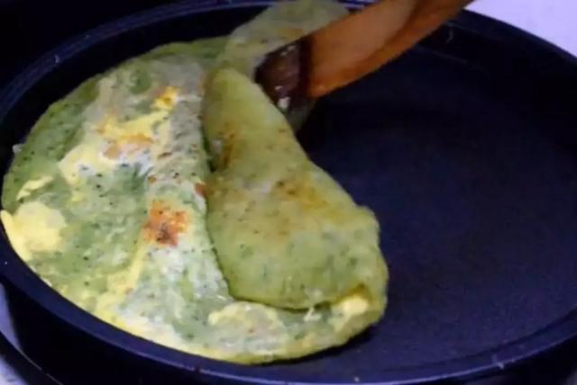 黄瓜还能这样吃，不炒不煮，筷子一搅，5分钟做出营养早餐饼！
