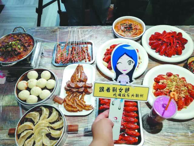 荆州吃虾狂欢季第4站巴厘龙虾 撸串戳虾喝冰啤还“自带”小火锅