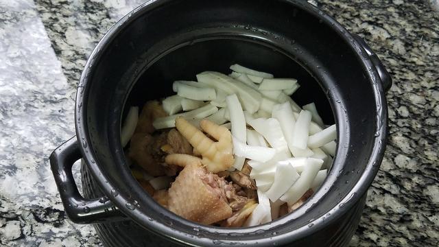 椰子炖鸡，很多人都没喝过的一道靓汤，做法简单味道香，值得一吃