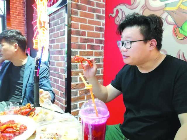 荆州吃虾狂欢季第4站巴厘龙虾 撸串戳虾喝冰啤还“自带”小火锅