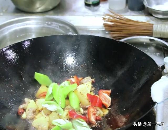 回锅土豆怎样做才好吃？学会这个方法，鲜香味美，给肉都不换