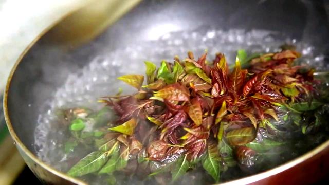 炸香椿鱼的做法，外皮金黄酥松，香椿碧绿脆嫩，非常好吃