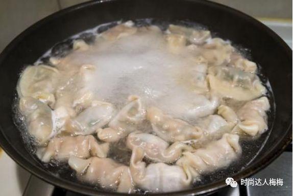 煮饺子实用小技巧：饺子这样煮，才不会破皮又粘锅