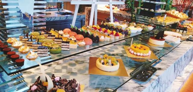 探访“包饼房”：去迪拜先切9个月水果，职业生涯长达11级