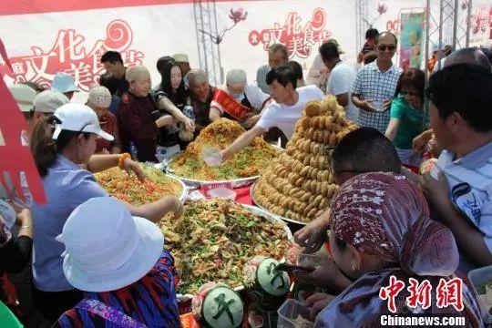 昌吉吉木萨尔县美食节开幕！烤全牛、土豆宴、千碗油泼面、抓饭