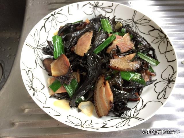 黑喇叭菌煸炒熏肉，您吃过吗，非常好吃