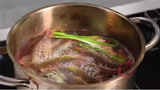 做水煮虾时，冷水下锅还是开水下锅？
