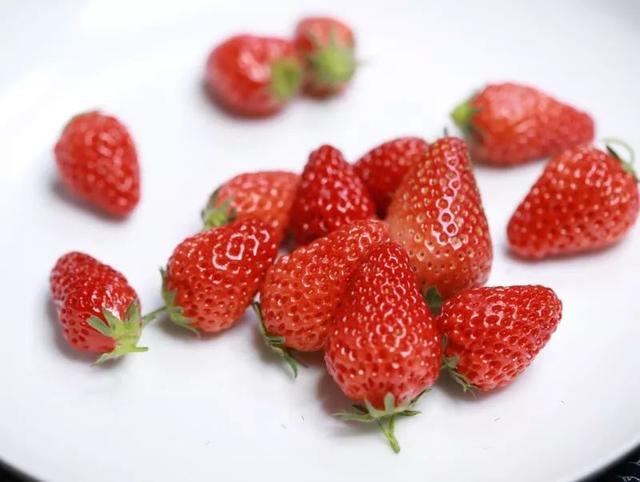 孩子们爱惨了的草莓大福，清甜可口，在家就能轻松做！