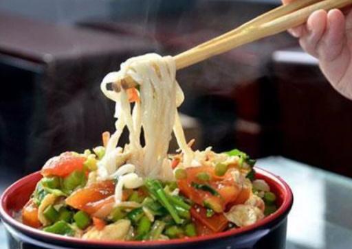 中国人吃面条用筷子，韩国人吃面条用剪刀，网友：非洲人最厉害