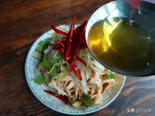 干豆腐夏季新吃法，清淡味美，简单几步就做好，吃了还想吃