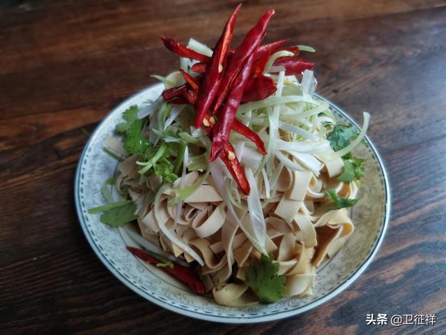 干豆腐夏季新吃法，清淡味美，简单几步就做好，吃了还想吃