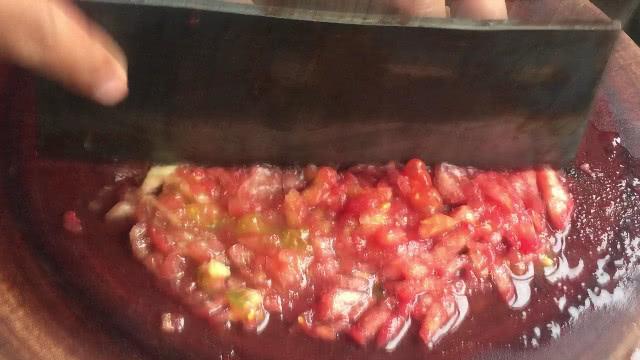 往西红柿里面倒入鸡蛋液，嫩滑又营养，比西红柿炒蛋好吃，先收藏