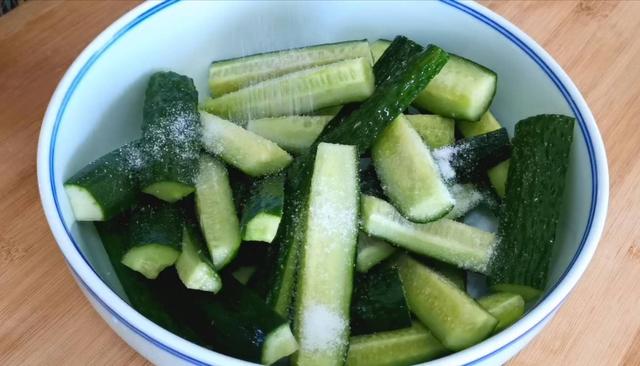黄瓜超级好吃的做法，夏天别错过哦，简单易学，比吃肉都过瘾